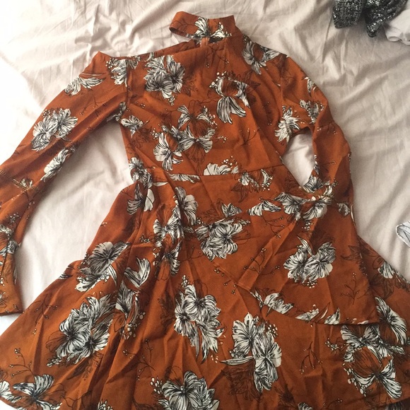 Off the shoulder floral dress 🍂🍁🍁🔥🔥 - Picture 1 of 7